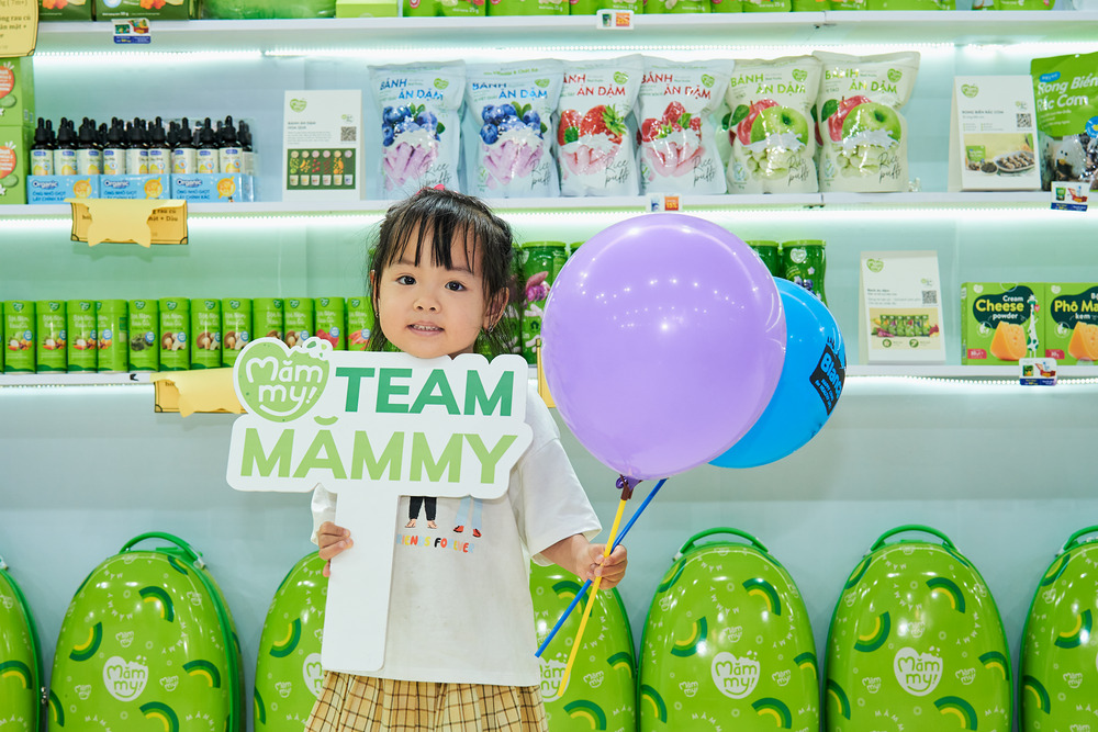 Bé yêu check in tại gian hàng Mămmy