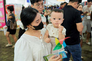 Bé yêu thử bánh gian hàng Mămmy