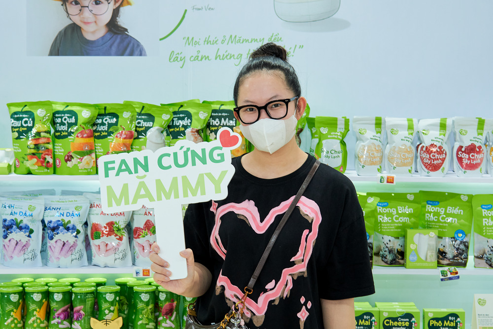 Khách hàng check in tại gian hàng Mămmy