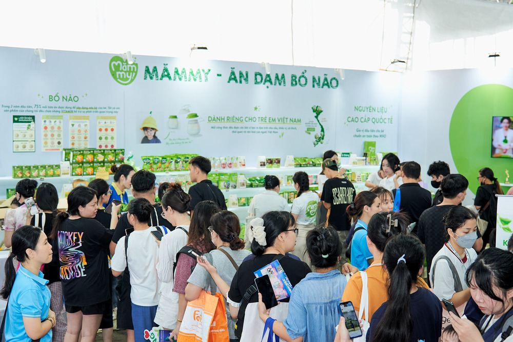 Khách hàng trực tiếp dùng thử sản phẩm Mămmy