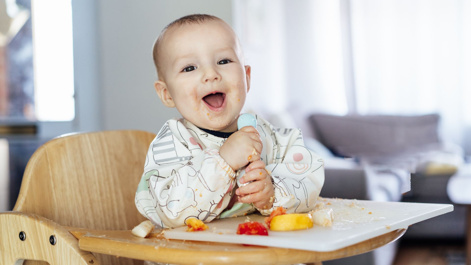 Khi nào bé sẵn sàng ăn bánh ăn dặm