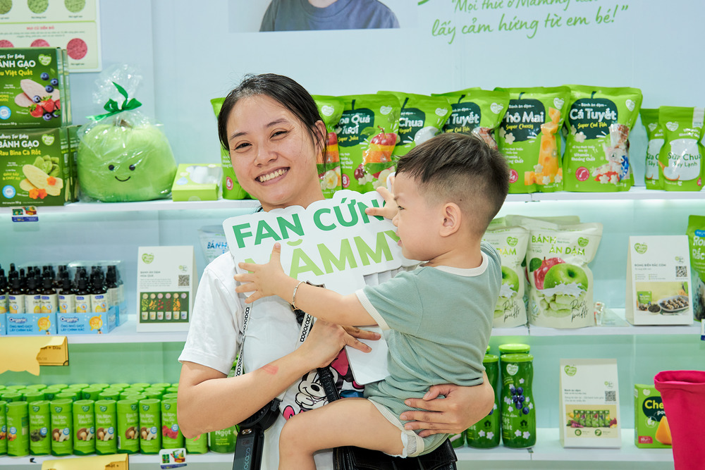 Mẹ và bé check in tại sự kiện quầy trưng bày Mămmy