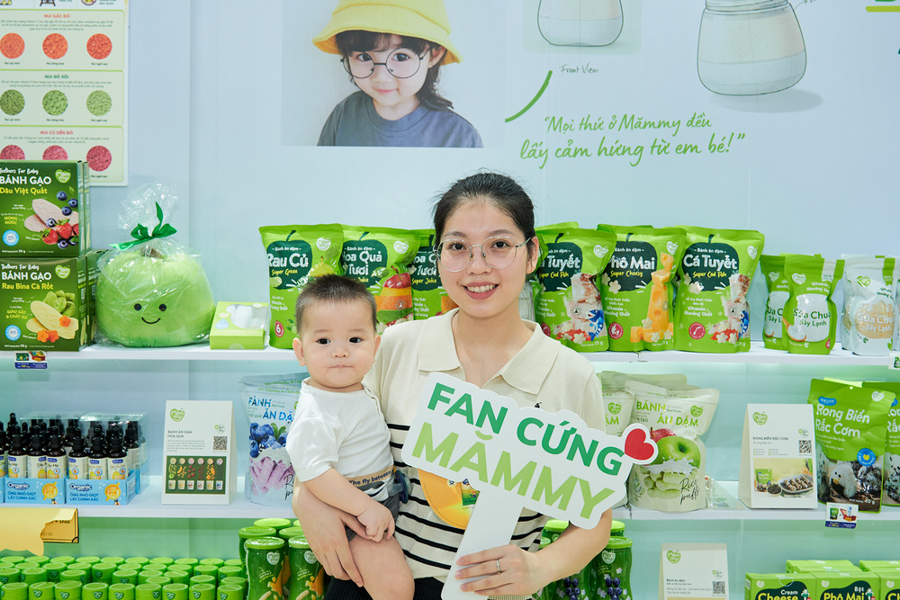 Mẹ và bé checkin đáng yêu tại gian hàng Mămmy