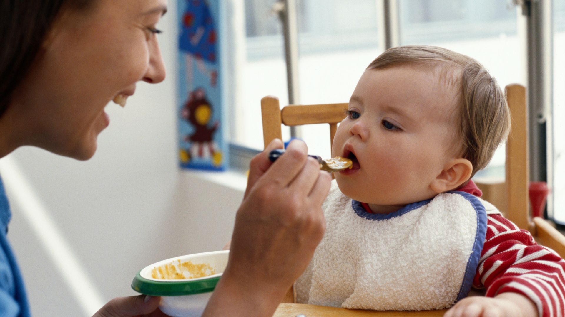 Bánh ăn dặm giúp bé kích thích cơ hàm và phản xạ nhai