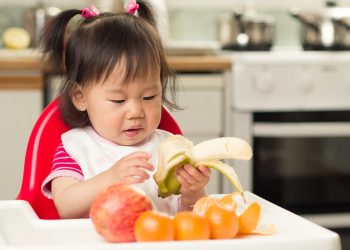 Hình ảnh em bé ăn trái cây ăn dặm