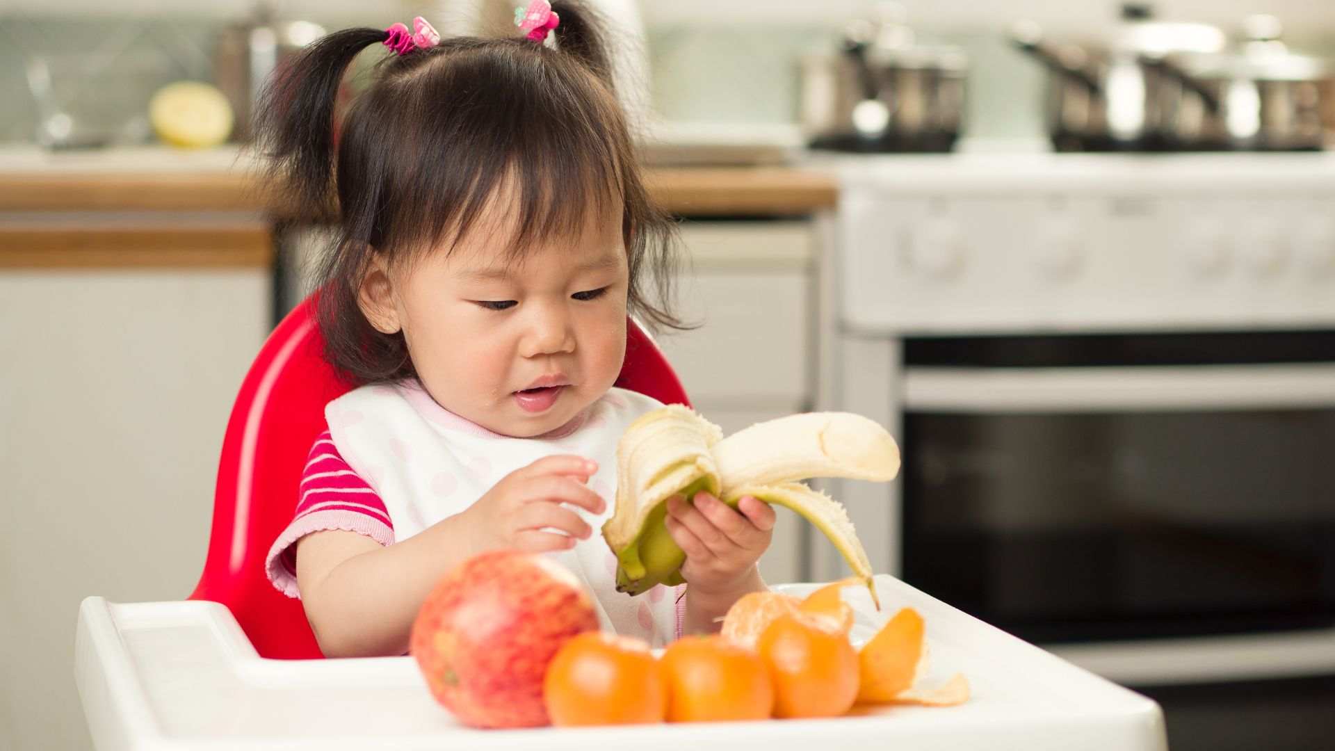Hình ảnh em bé ăn trái cây ăn dặm