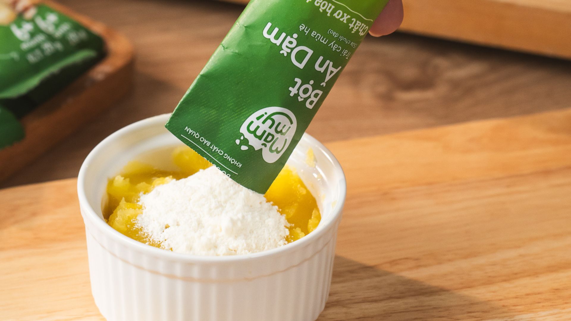 Kết hợp trái cây với bột hoặc sữa mẹ cho bé ăn dặm