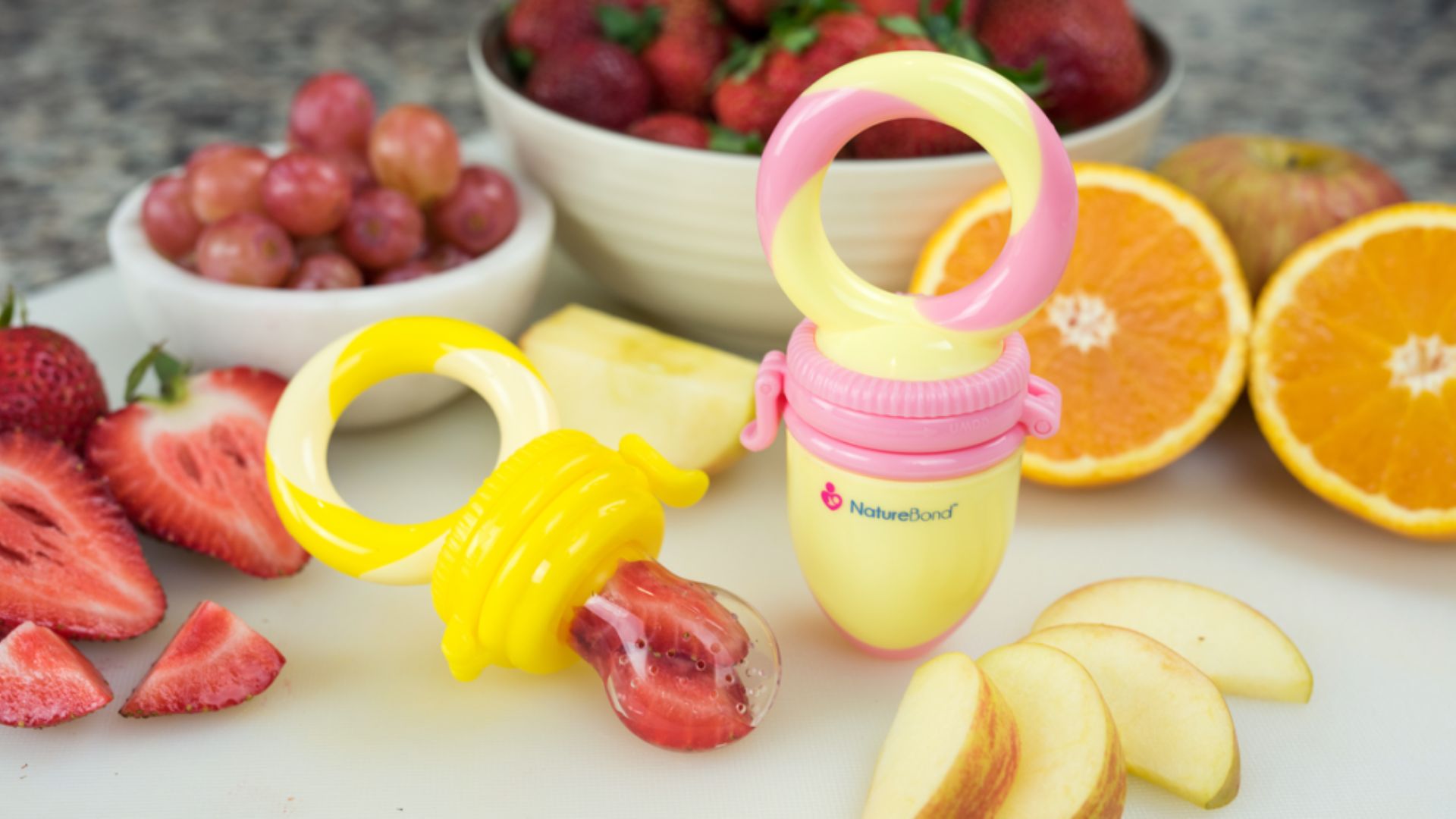 Sử dụng túi nhai chống hóc khi cho bé ăn trái cây