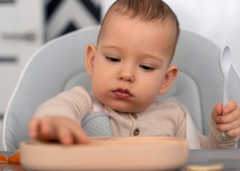 Tư thế bé ngồi ăn bánh ăn dặm đúng