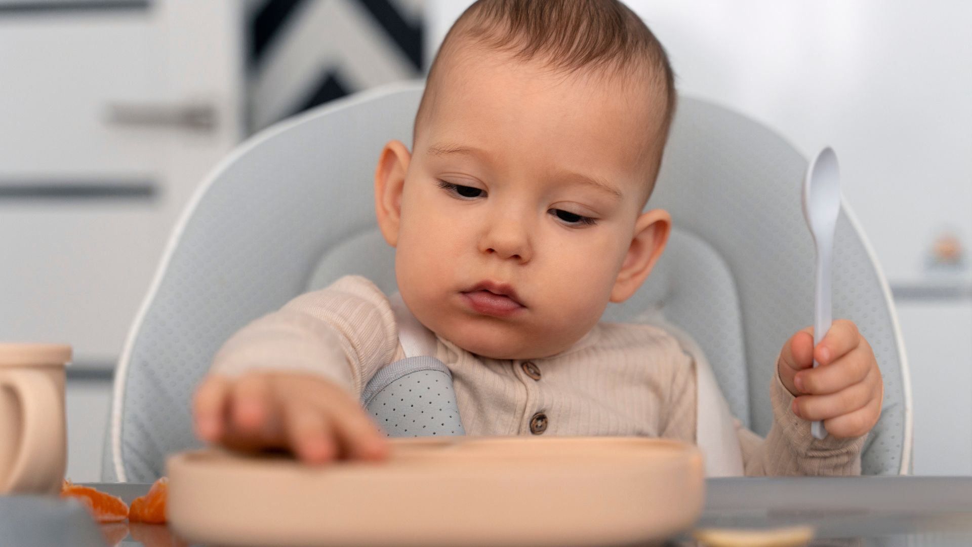 Tư thế bé ngồi ăn bánh ăn dặm đúng